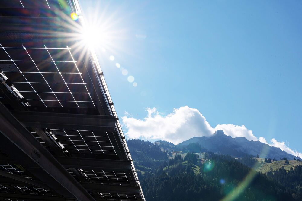 Solaranlage «überkopf» bei einem Parkplatz in Frutigen.